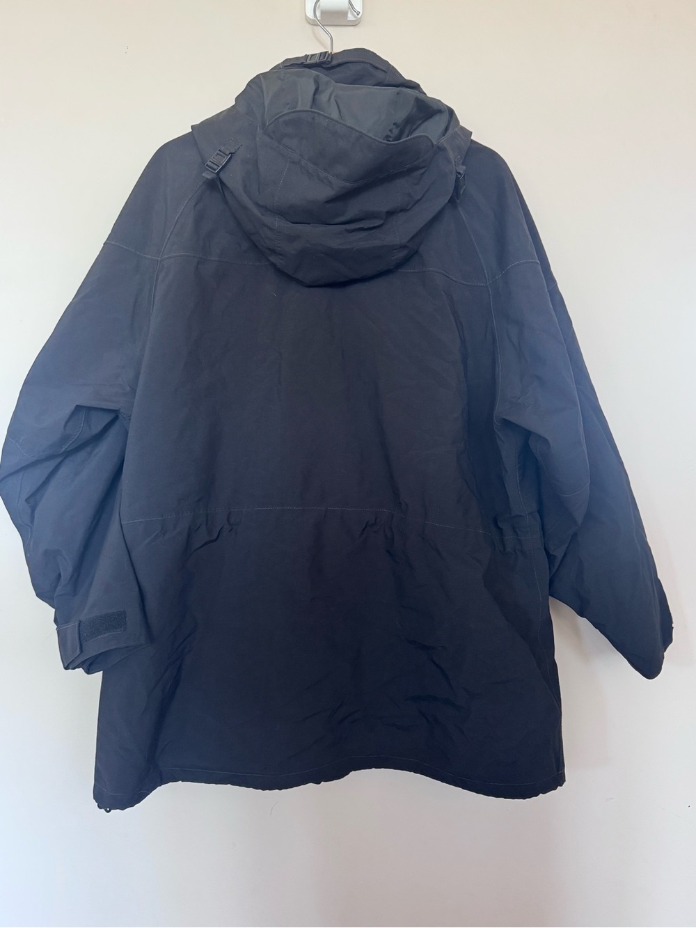 Taiga Women’s Black Goretex Waterproof Rain Jacket w/ Retro Purple Zipper Tags - Picture 8 of 10